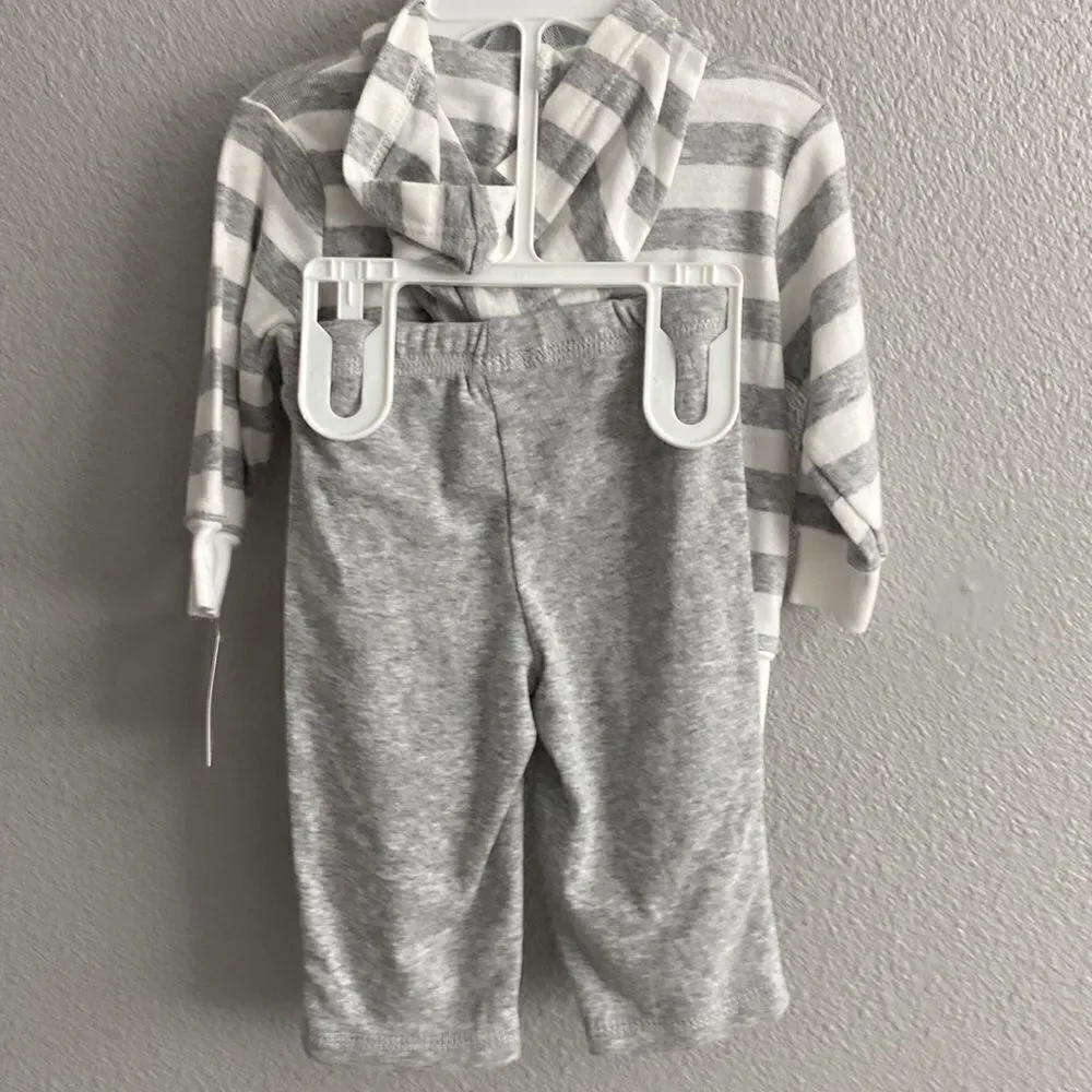 NWT- Carters- 3 piece set- “mommy loves me” Size 3 month